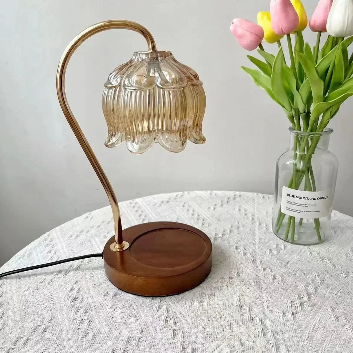 LIVORA – Stilig bordslampa | Veska Träbas