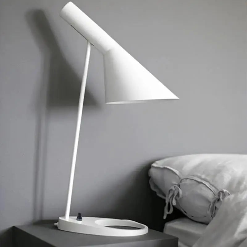 Metaluxe – Premium Modern Bordslampa | Veska Vit