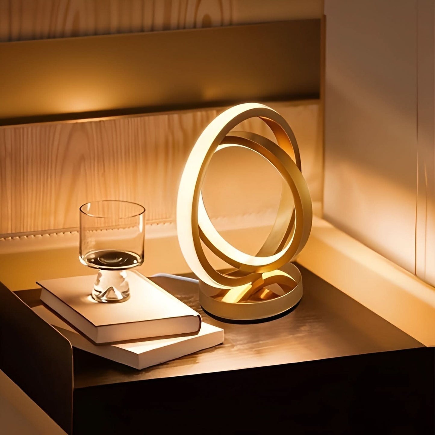 Modern Dimbar Bordslampa – Stilig Metall Design med USB Ström | Veska Gylden