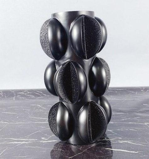 PetalForm Modern abstrakt Veskaomvas med skulpturell elegans | Veska Svart Medium