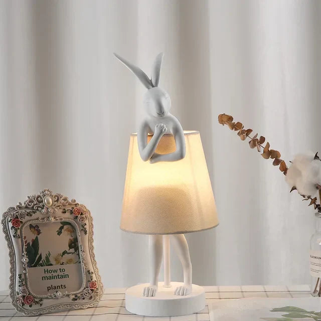 Rabbit Table Lamp – Dimbart LED Nattljus i Modern Design för Barnrum & Vardagsrum | Veska Vit 40 cm