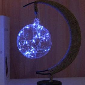 Rayvia Lunar Lamp - Halvmåne LED-ljus med glasglob för en mysig atmosfär | Veska Galaxy Blue