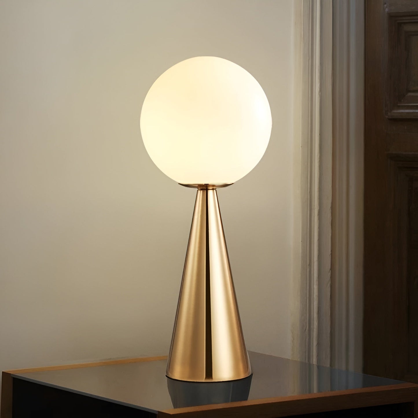 Veska | Elegant Guld Bordslampa - Lyxig Belysning för Ditt Inre Kall Vit