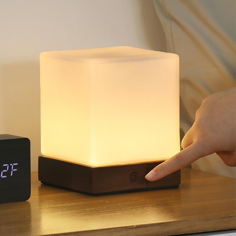 Veska | GlowCube Trådlös LED Bordslampa – Modern och Energibesparande Nötbrun