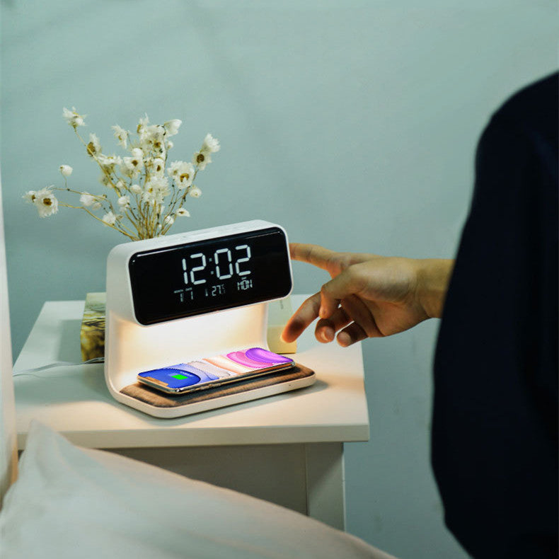3-i-1 Sänglampa med Trådlös Laddare – LCD Väckarklocka & Touch Dimmbar LED Bordslampa | Veska