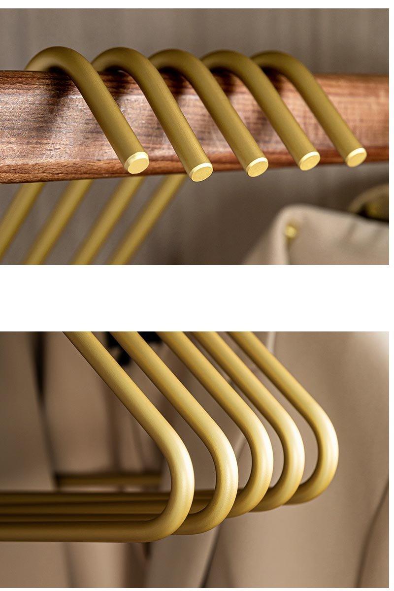 5 stycken hangerar gjorda av solid, matt guld/silver, triangel, för jackor och byxor │ Sömlösa förvaringshyllor gjorda av metall, garderobsorganisatör | Veska