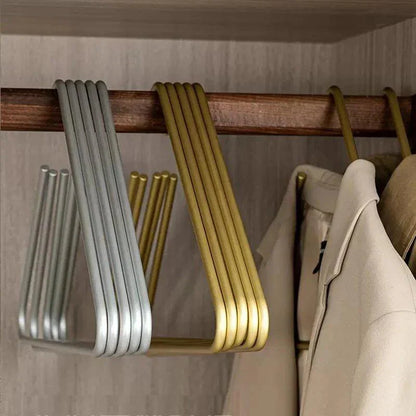 5 stycken hangerar gjorda av solid, matt guld/silver, triangel, för jackor och byxor │ Sömlösa förvaringshyllor gjorda av metall, garderobsorganisatör | Veska