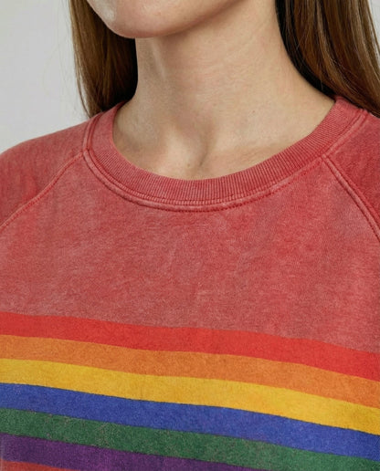 Veska | Regnbågsrandig Tröja för Dam | Mjuk Passform med Vintagekänsla