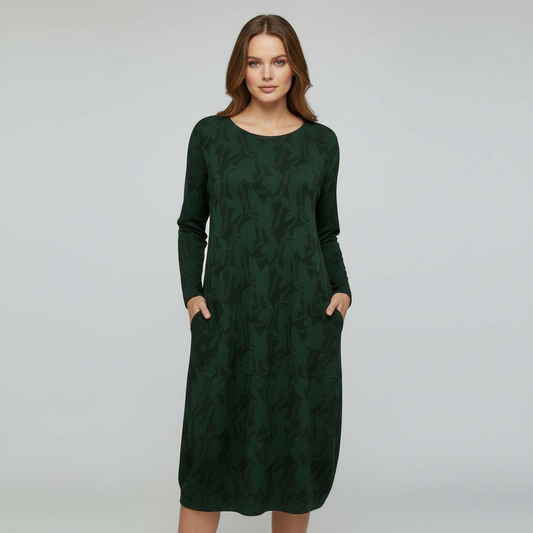 Veska | Mönstrad Vinterklänning för Dam | Elegant Design med Värmande Komfort