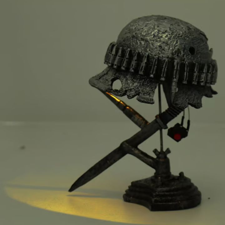AntiqueLume | Vintage Stål Hjälm Bordslampa – Tidlös Historisk Heminredning | Veska Glödande #001