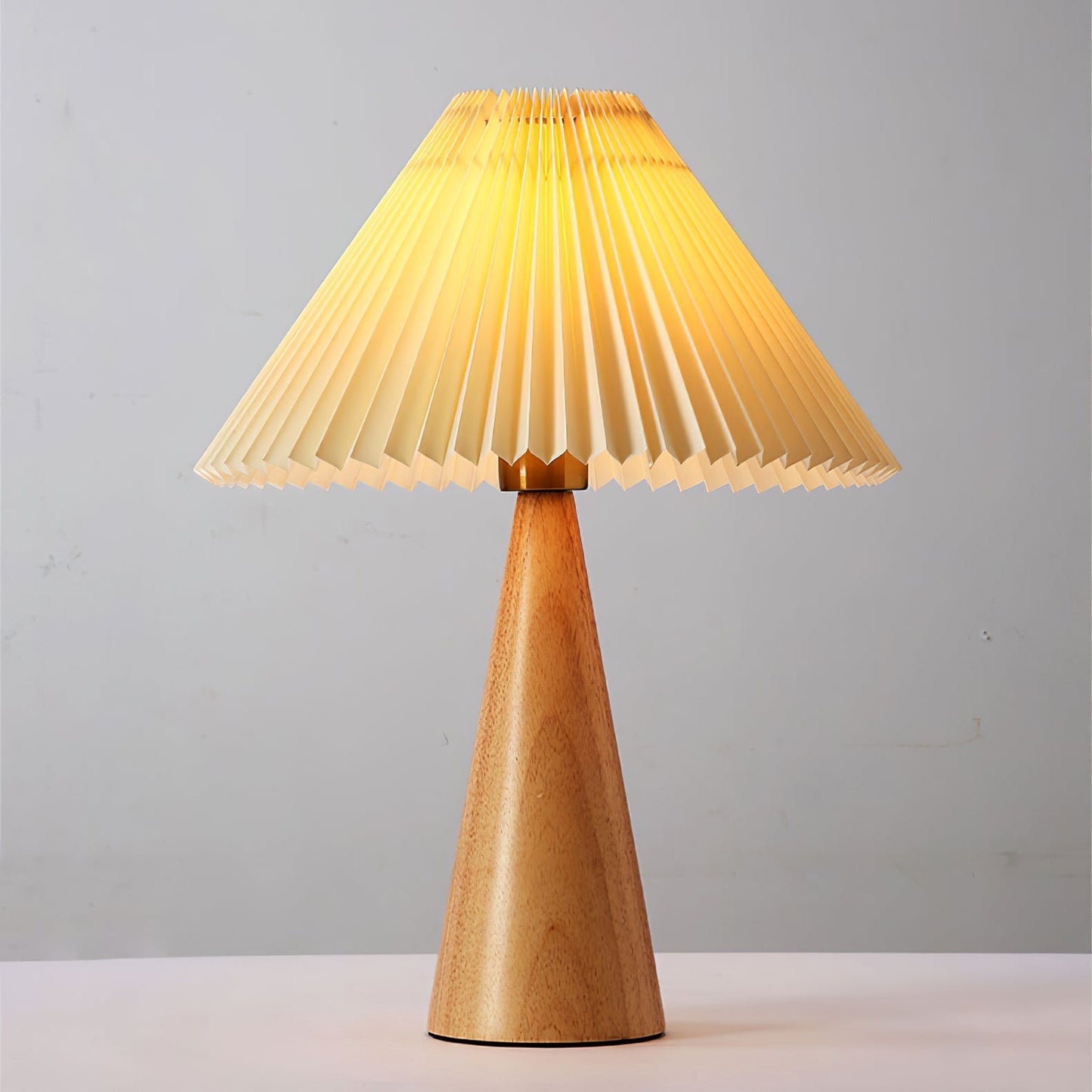 AntiqueRadiance – Elegant trä- och metallbordslampa | Veska