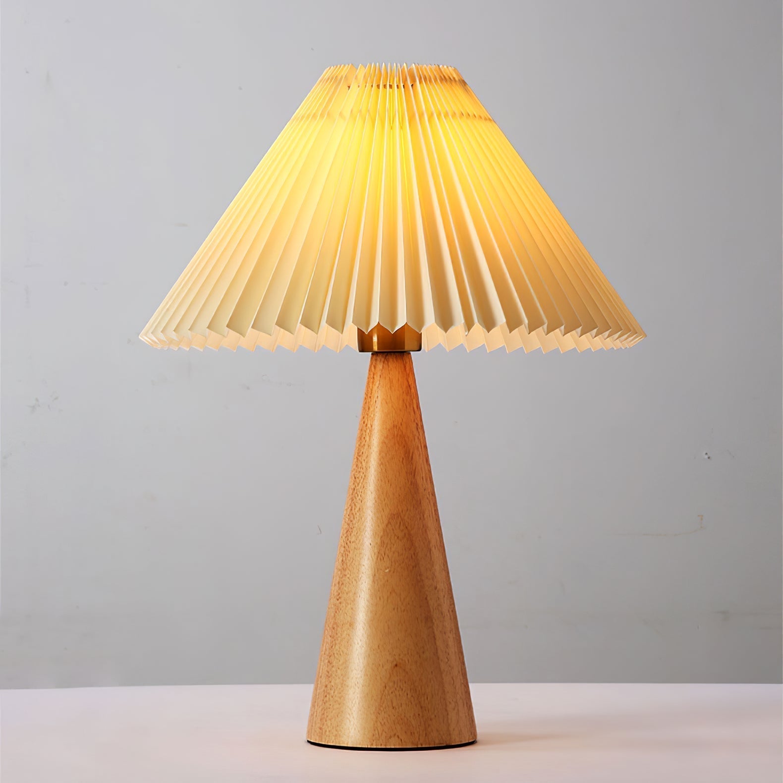 AntiqueRadiance – Elegant trä- och metallbordslampa | Veska