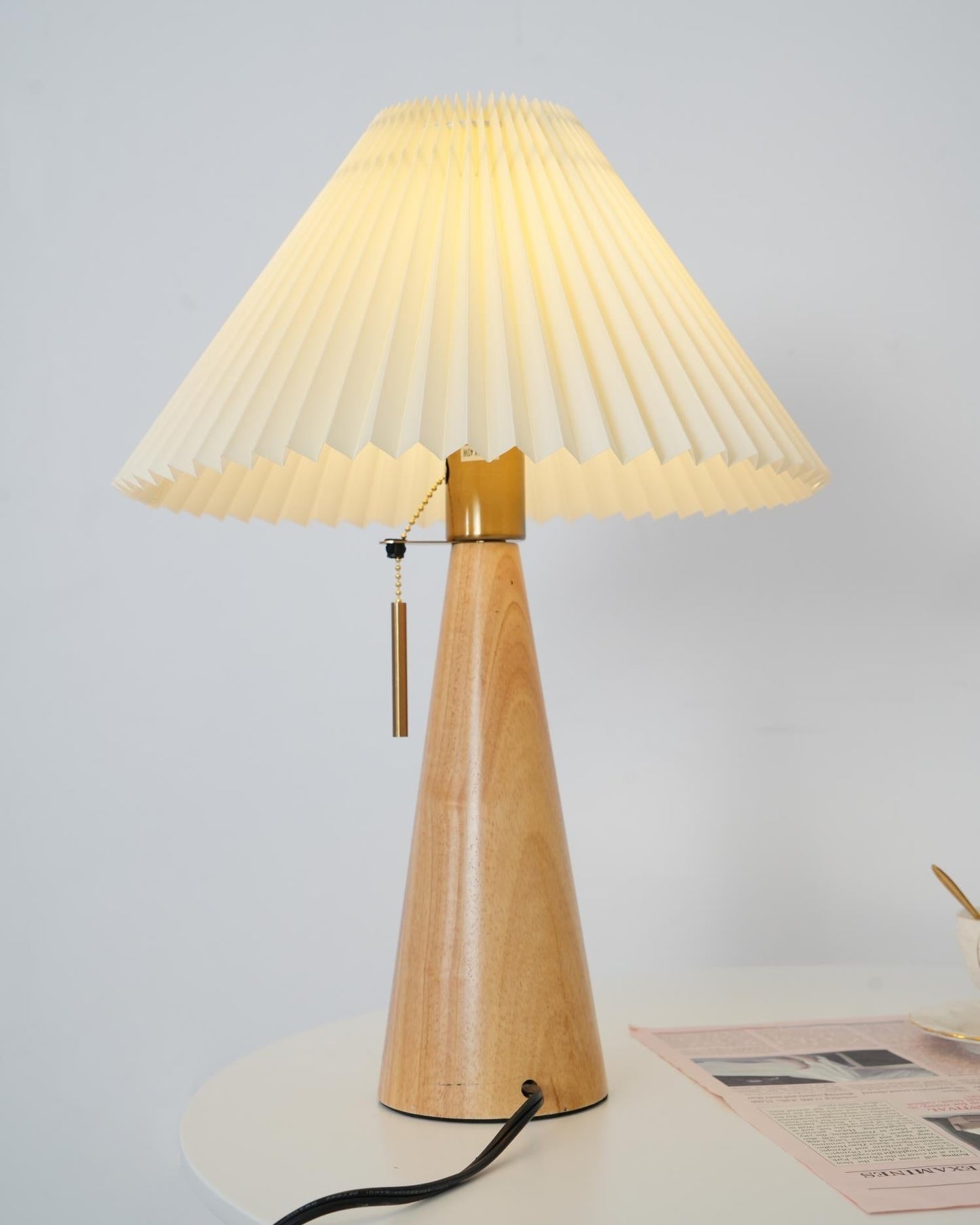 AntiqueRadiance – Elegant trä- och metallbordslampa | Veska