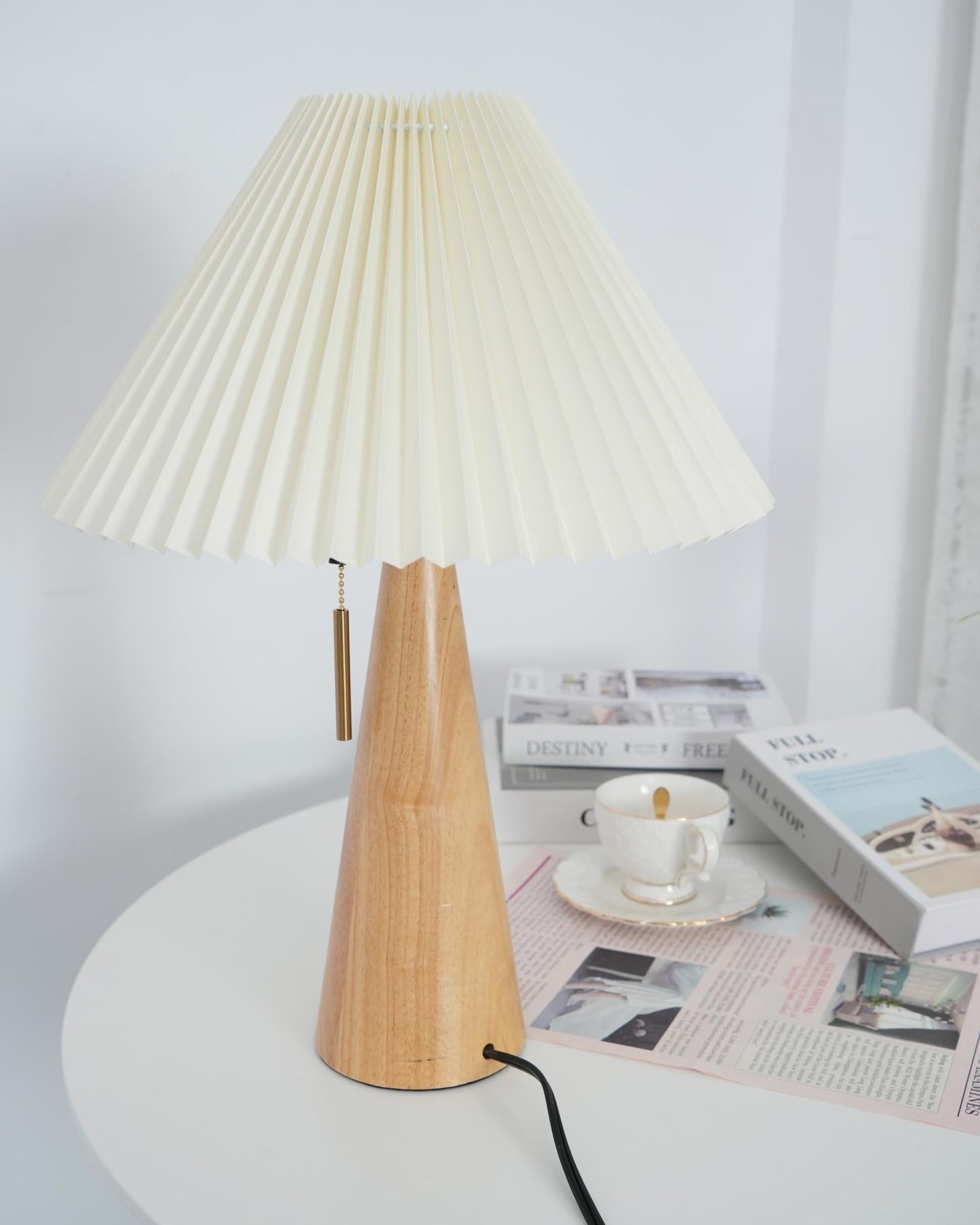 AntiqueRadiance – Elegant trä- och metallbordslampa | Veska