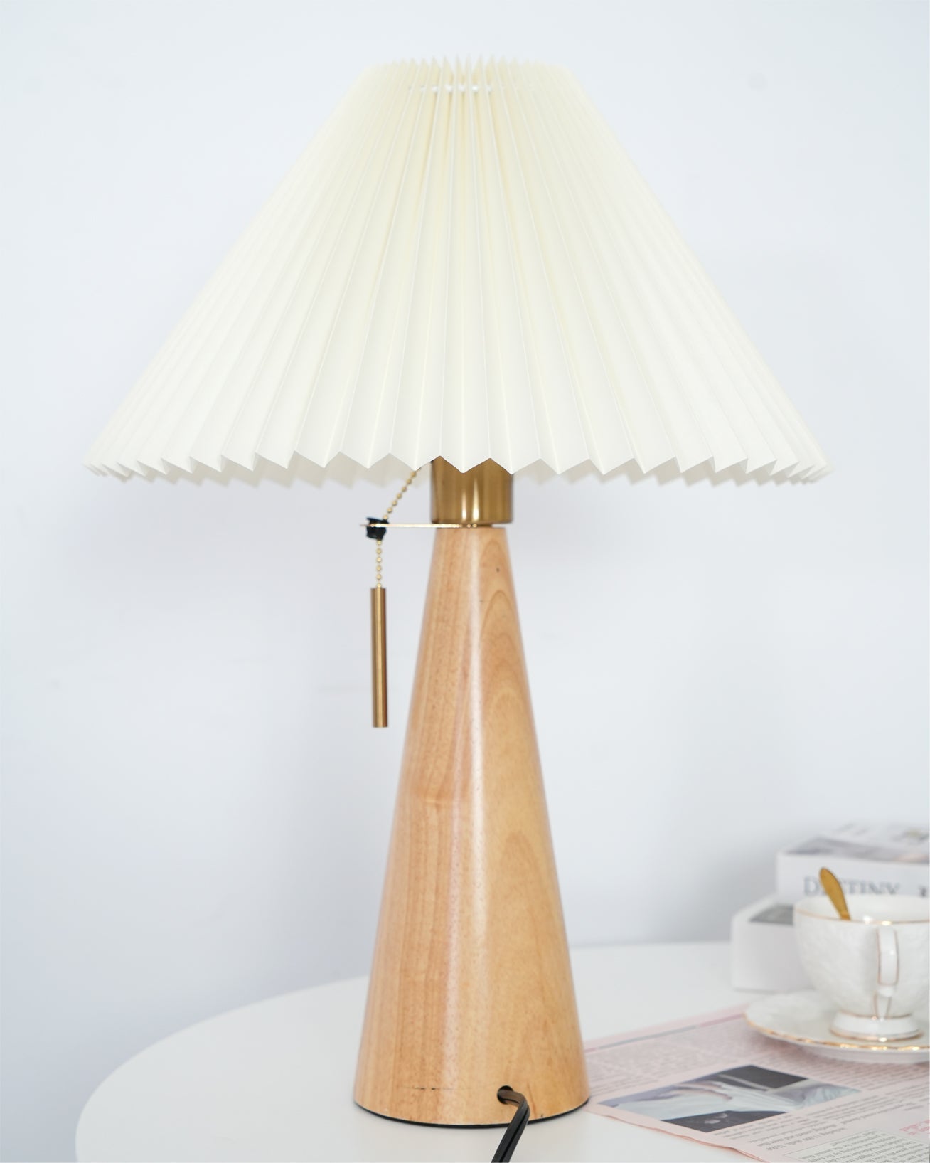 AntiqueRadiance – Elegant trä- och metallbordslampa | Veska