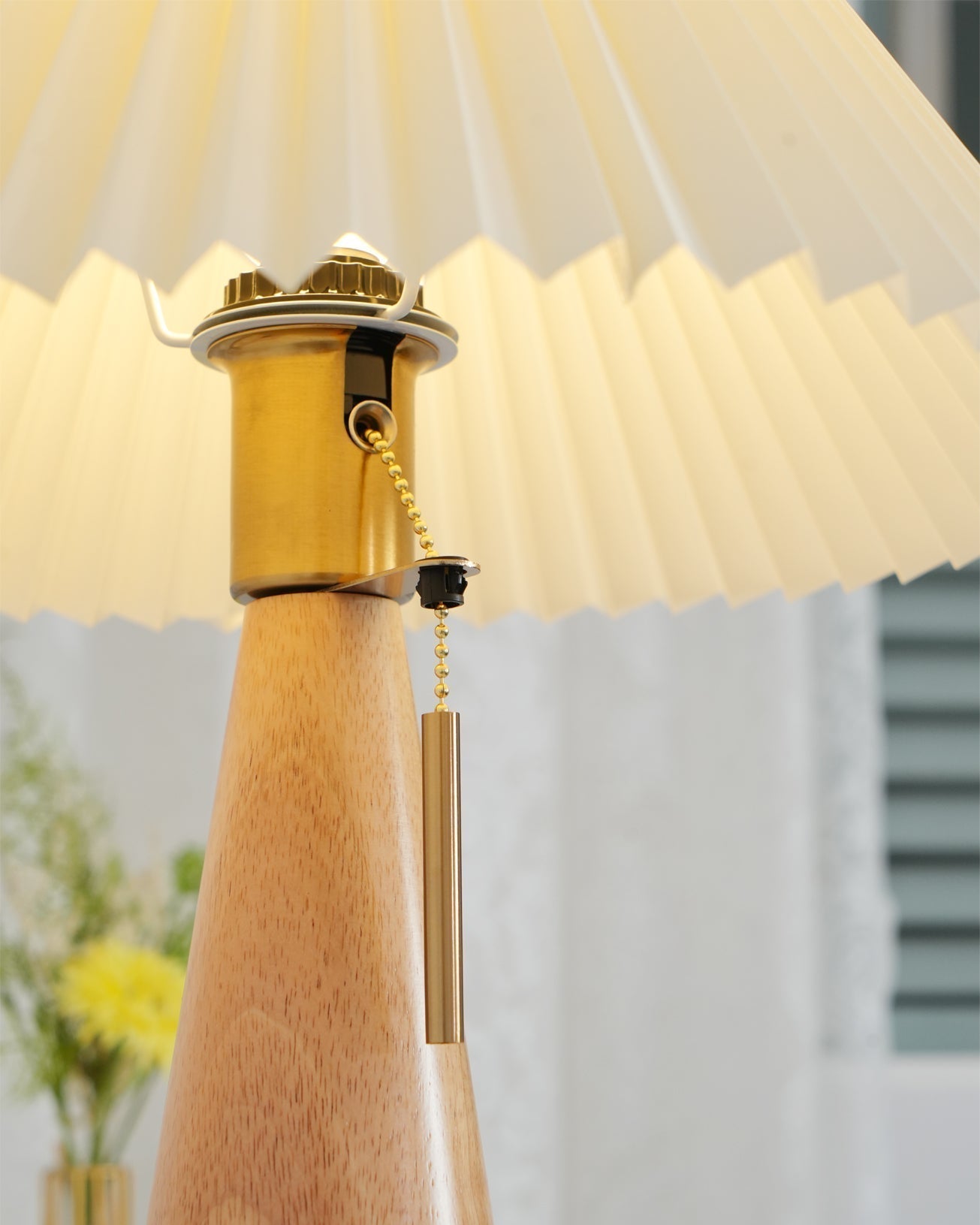 AntiqueRadiance – Elegant trä- och metallbordslampa | Veska