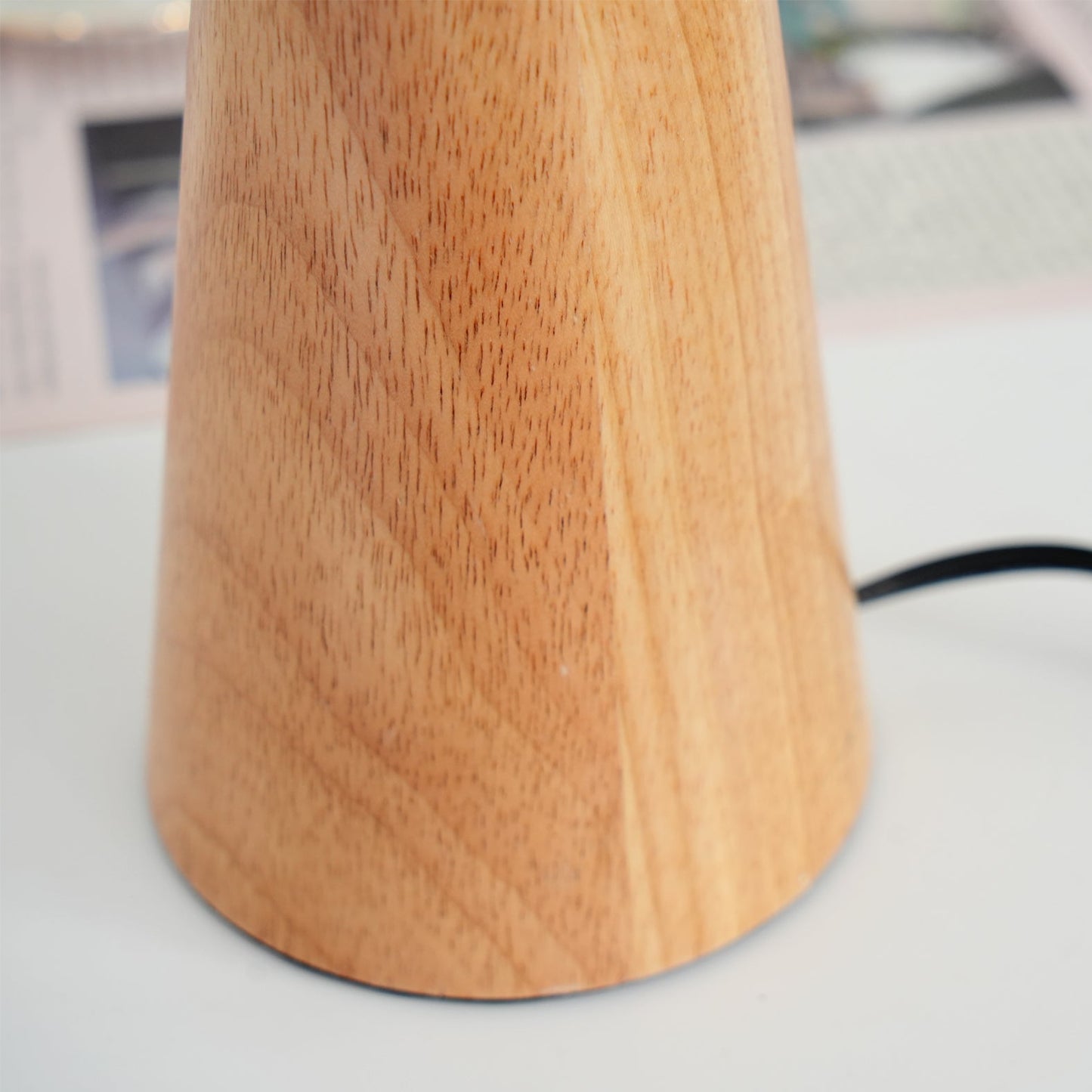 AntiqueRadiance – Elegant trä- och metallbordslampa | Veska