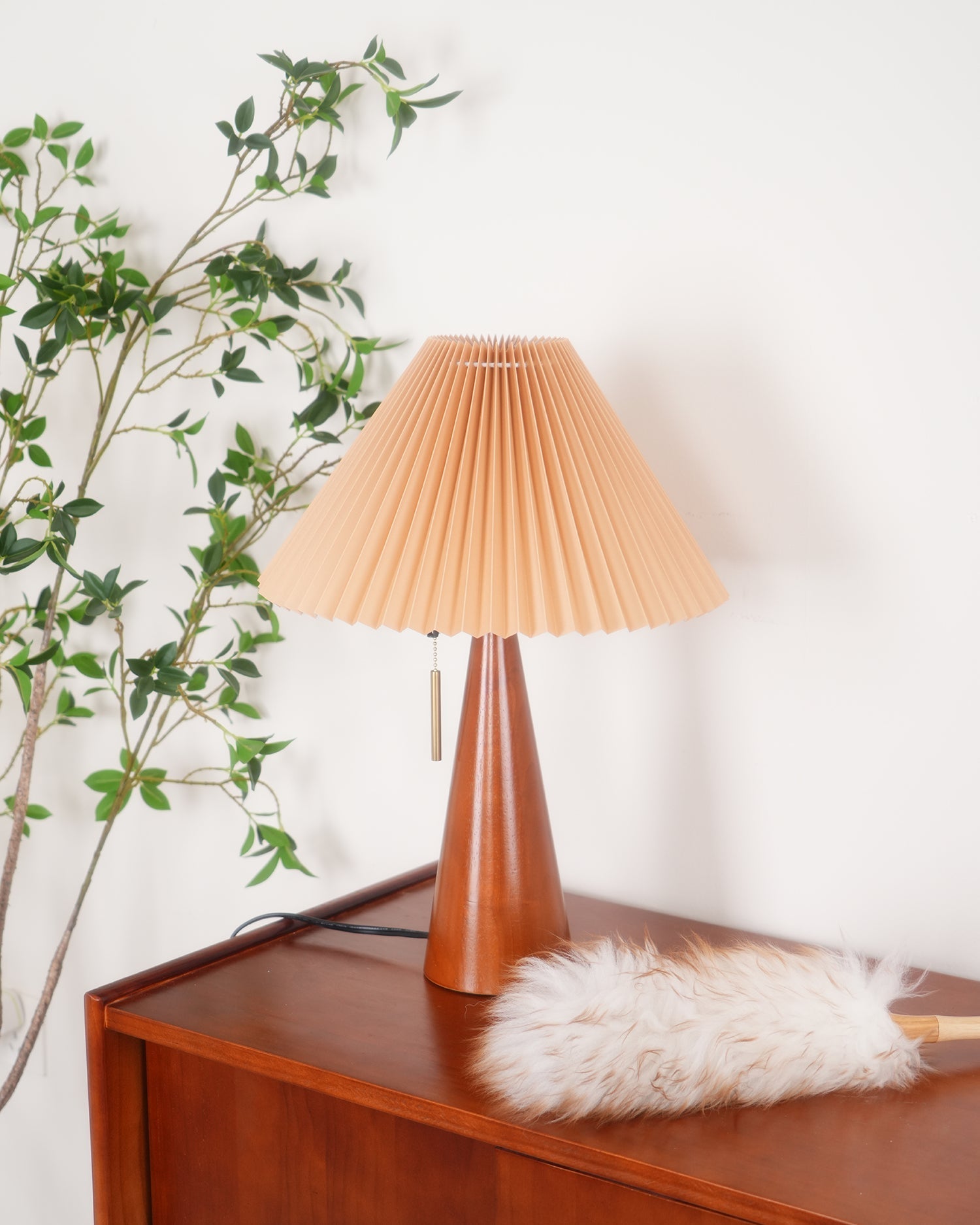 AntiqueRadiance – Elegant trä- och metallbordslampa | Veska