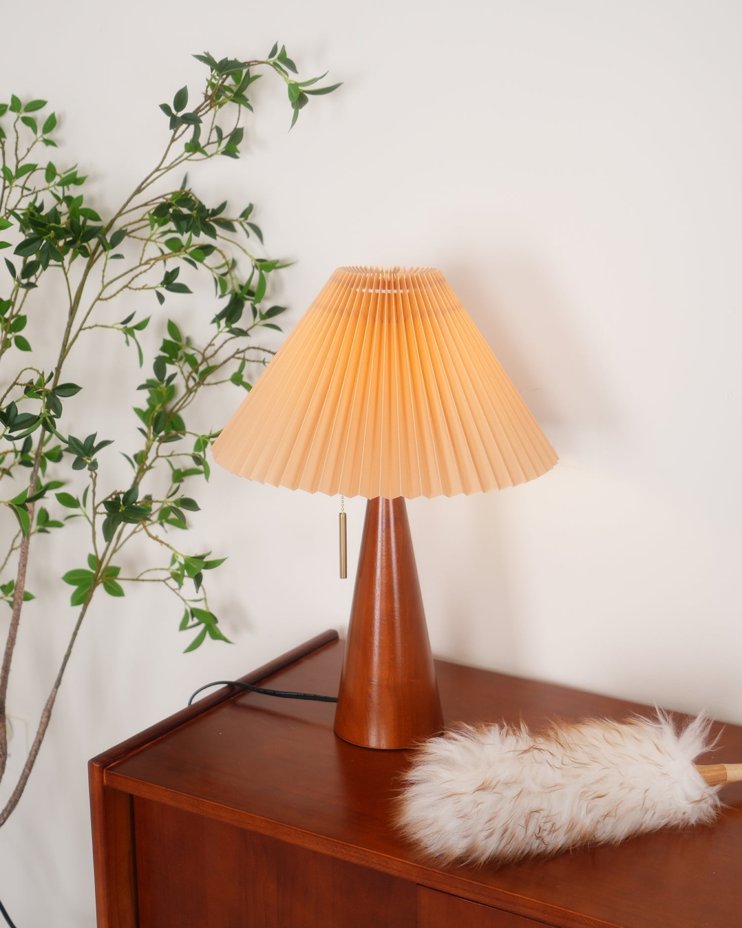 AntiqueRadiance – Elegant trä- och metallbordslampa | Veska