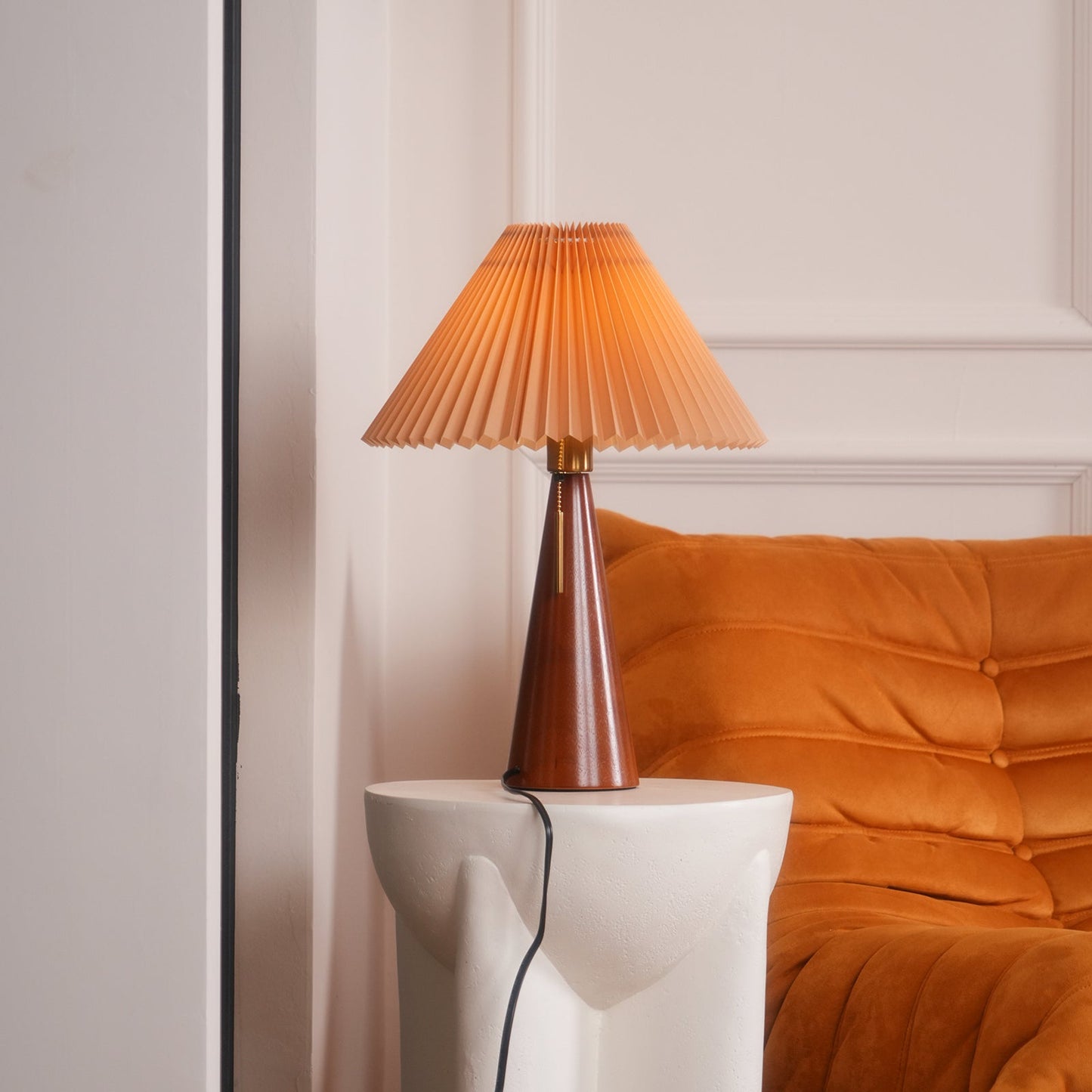 AntiqueRadiance – Elegant trä- och metallbordslampa | Veska