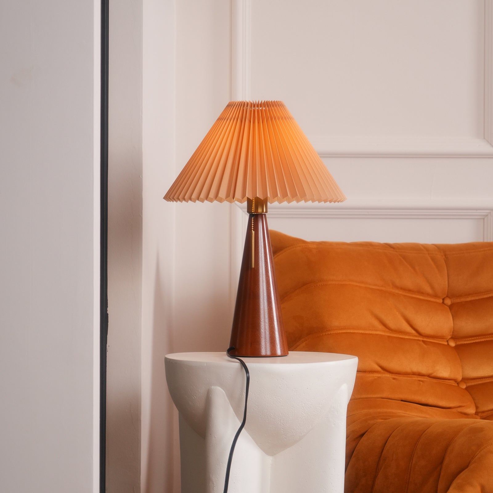 AntiqueRadiance – Elegant trä- och metallbordslampa | Veska