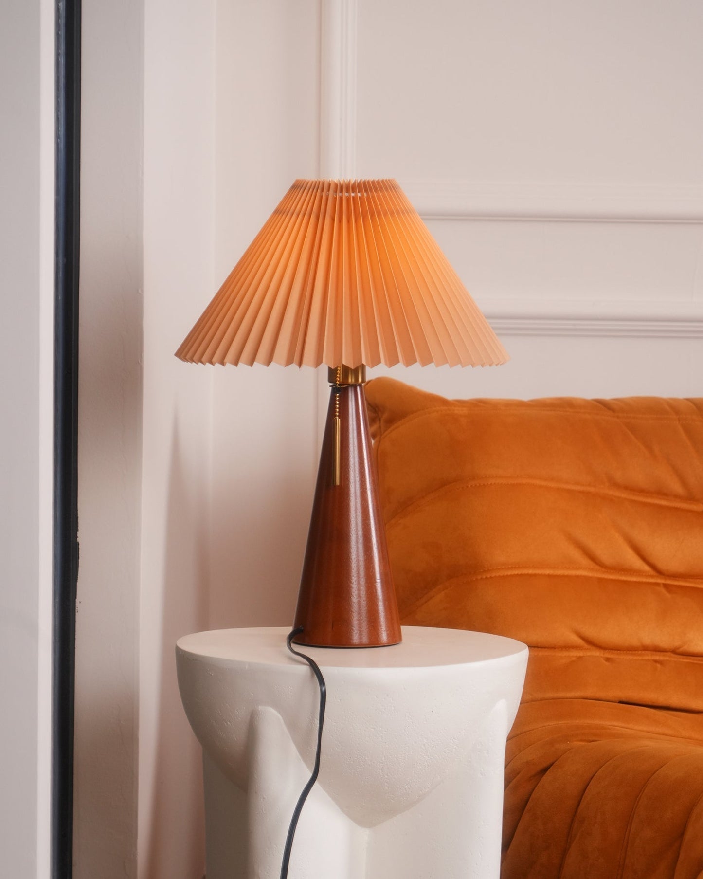AntiqueRadiance – Elegant trä- och metallbordslampa | Veska