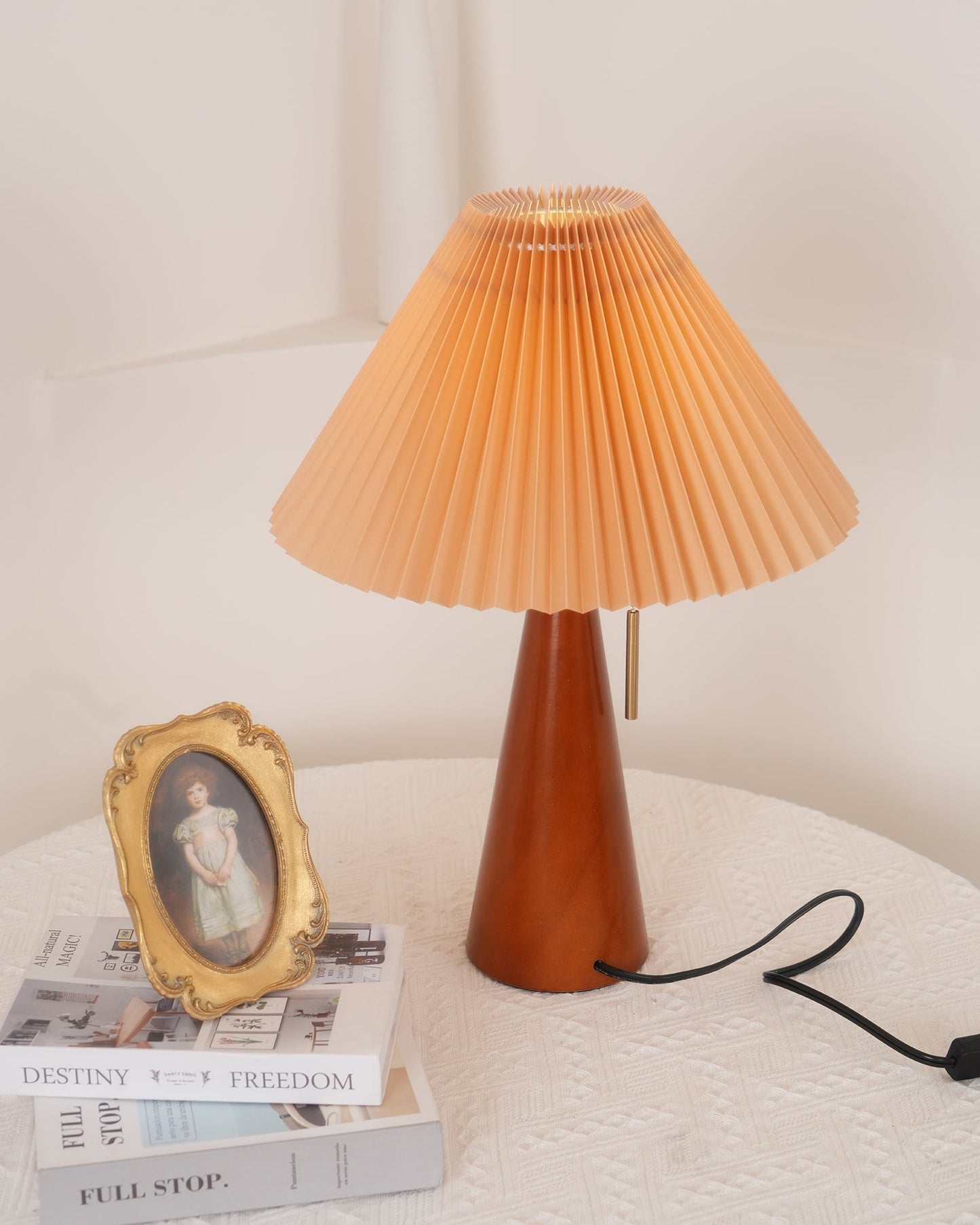 AntiqueRadiance – Elegant trä- och metallbordslampa | Veska
