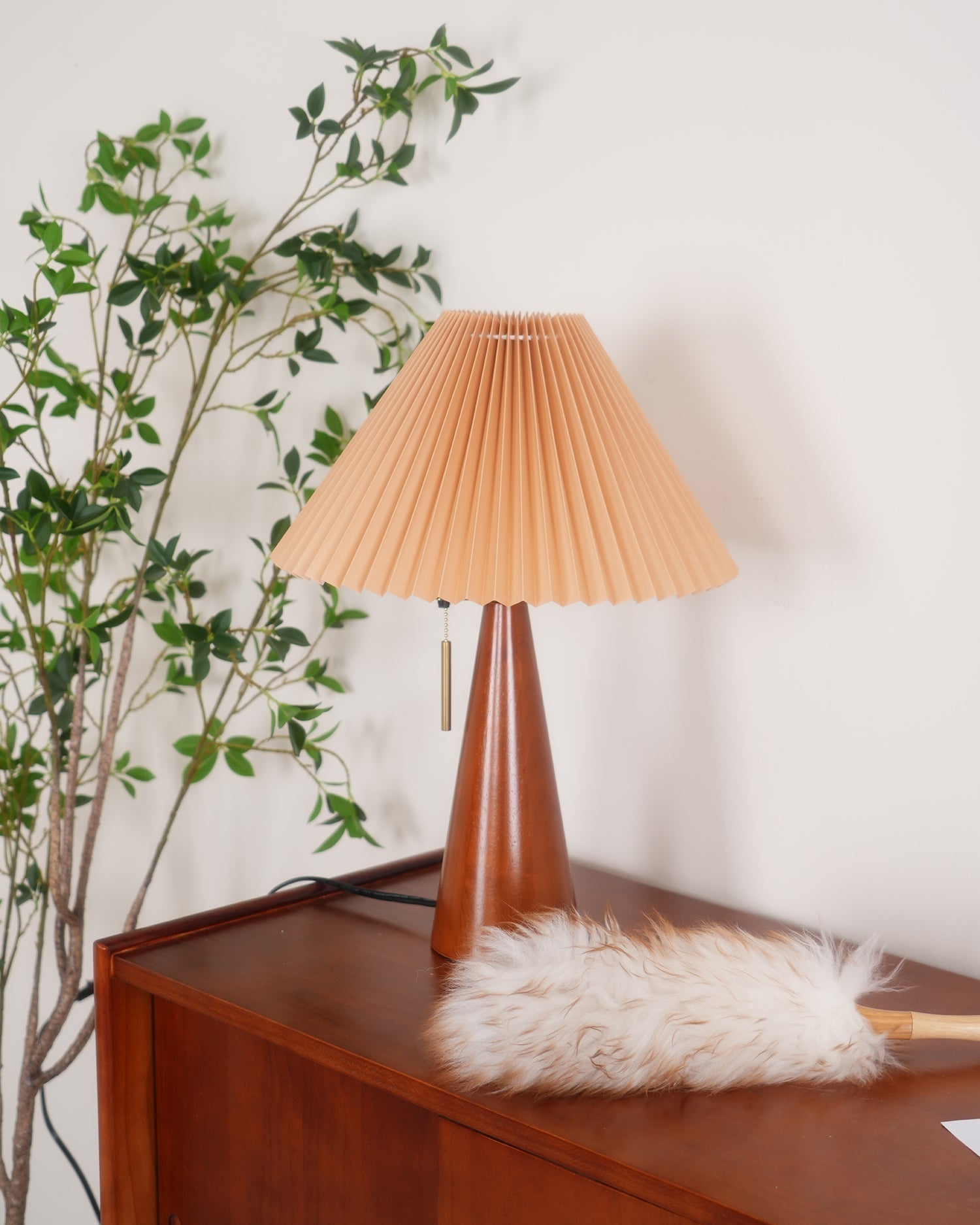 AntiqueRadiance – Elegant trä- och metallbordslampa | Veska