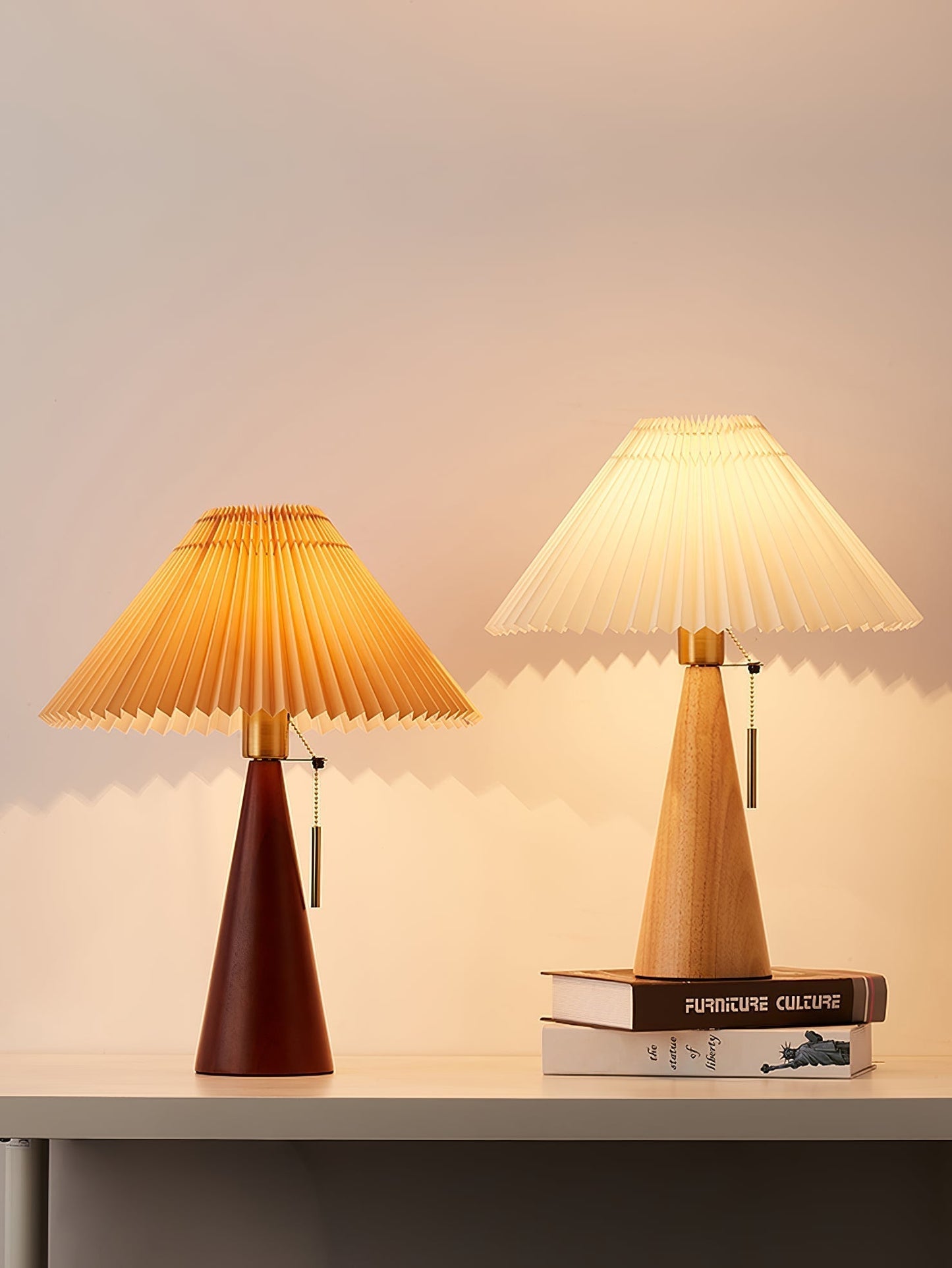 AntiqueRadiance – Elegant trä- och metallbordslampa | Veska