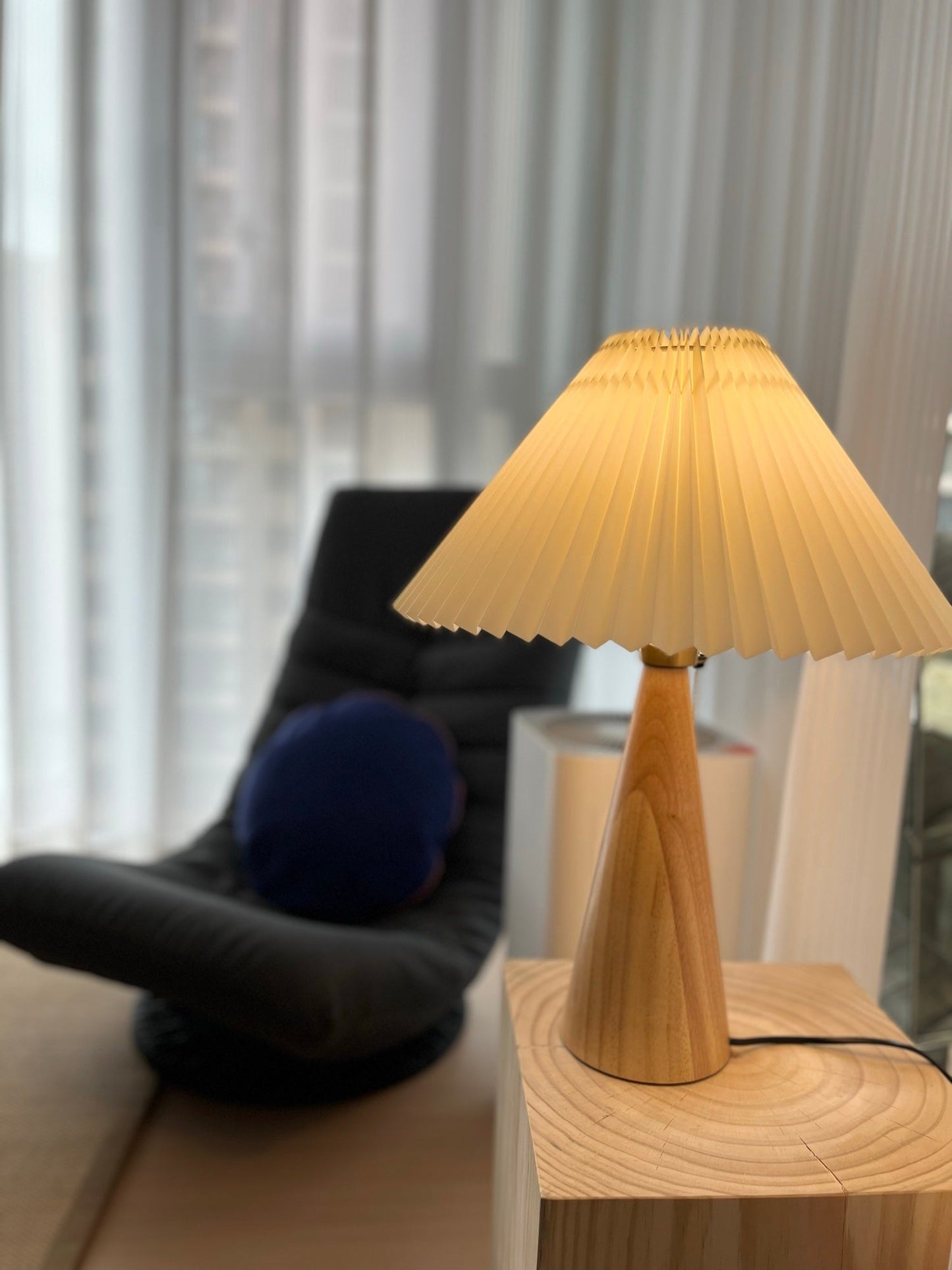 AntiqueRadiance – Elegant trä- och metallbordslampa | Veska