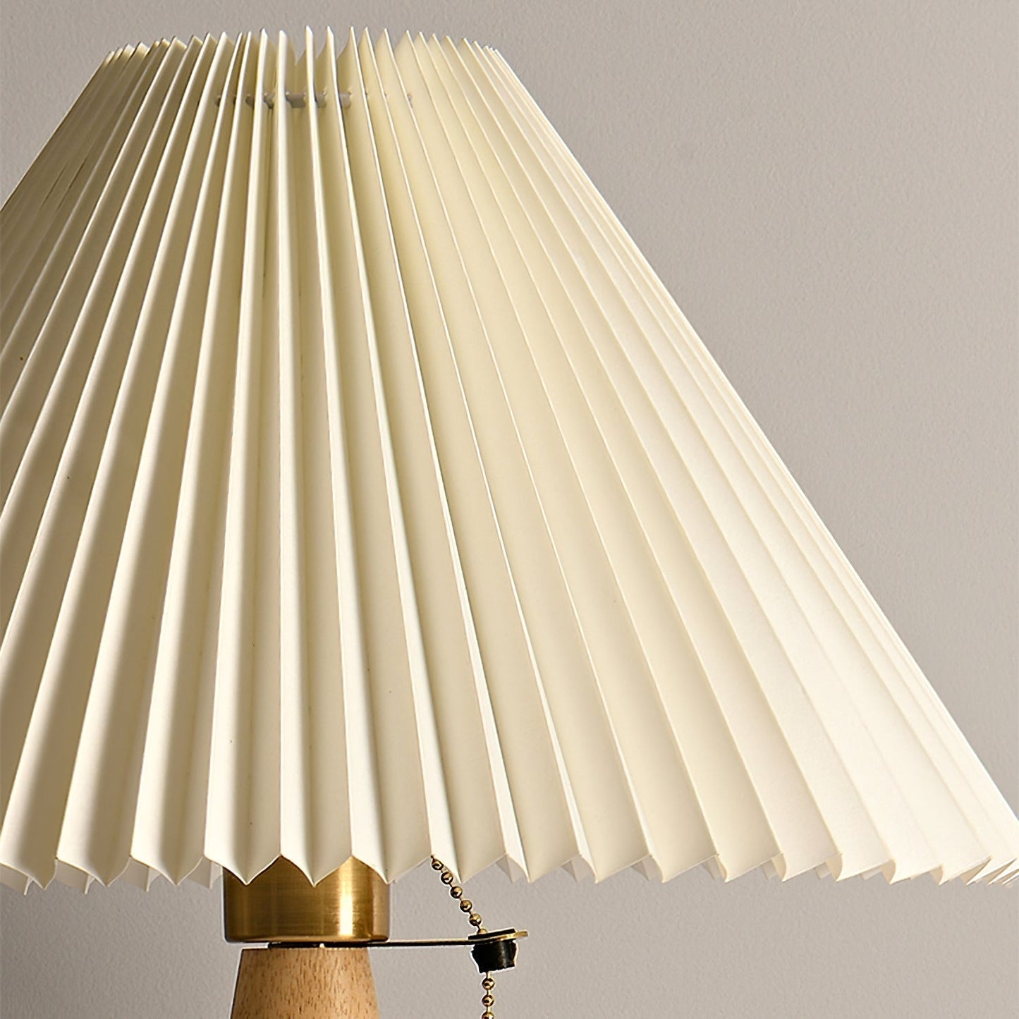 AntiqueRadiance – Elegant trä- och metallbordslampa | Veska