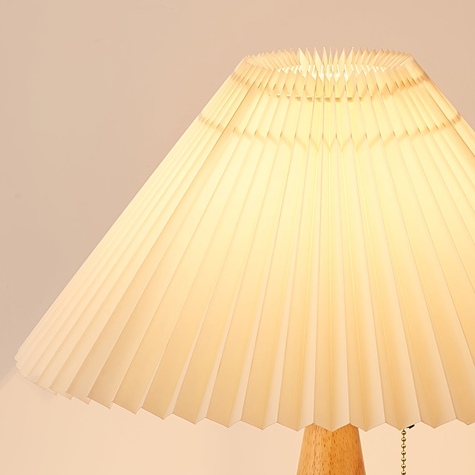 AntiqueRadiance – Elegant trä- och metallbordslampa | Veska