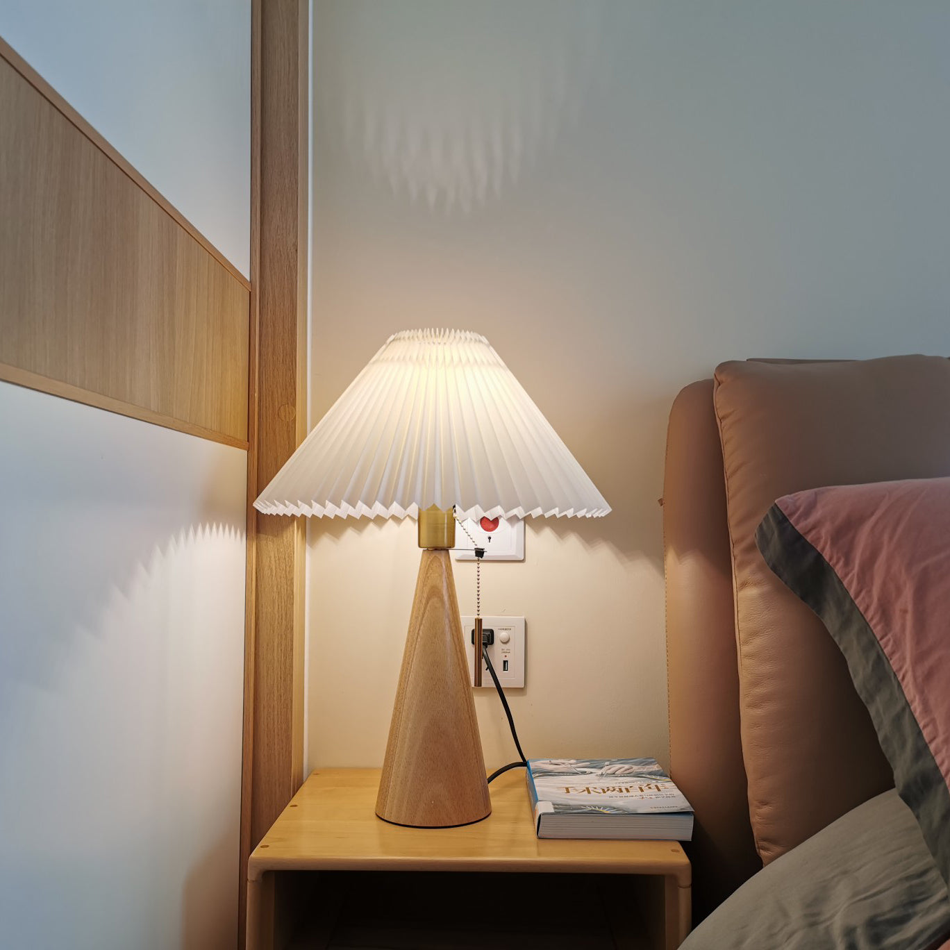 AntiqueRadiance – Elegant trä- och metallbordslampa | Veska
