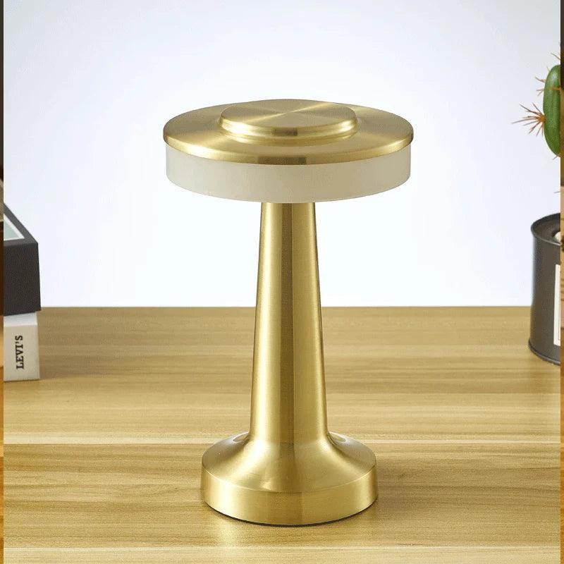 AuraMetal - Nordiskt Inspirerad Bordslampa | Veska Guld