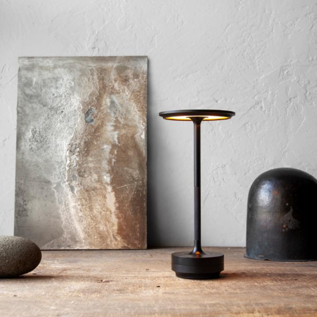 Bärbar Trådlös Bordslampa | Dimbar, Laddningsbar & Ideal för Inomhus- och Utomhusbruk | Veska