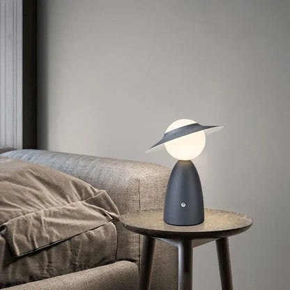 Batteri Bordslampa Man med Hatt | Veska Grå