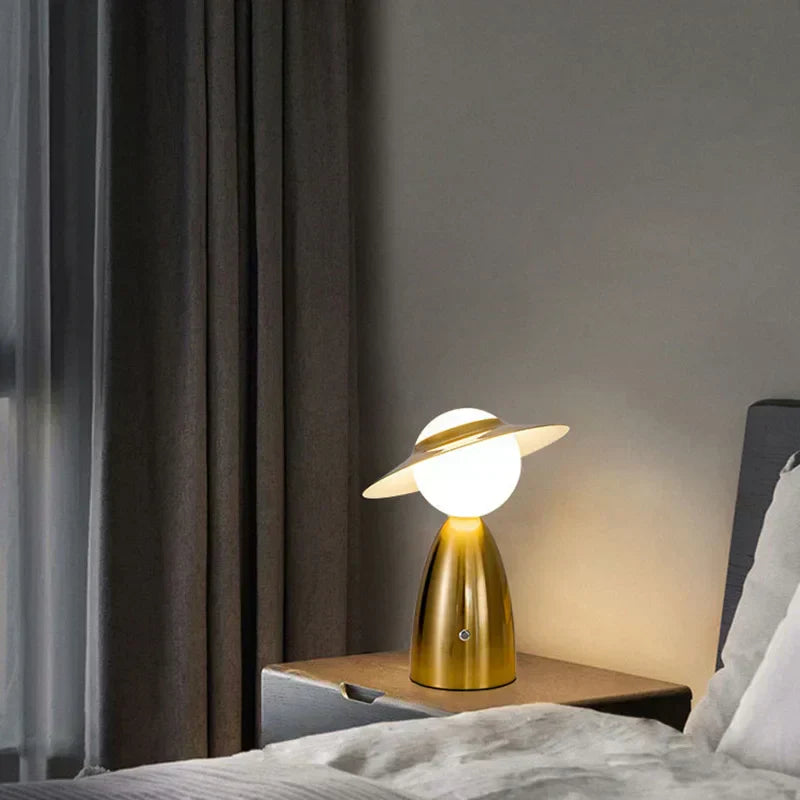 Batteri Bordslampa Man med Hatt | Veska Guld