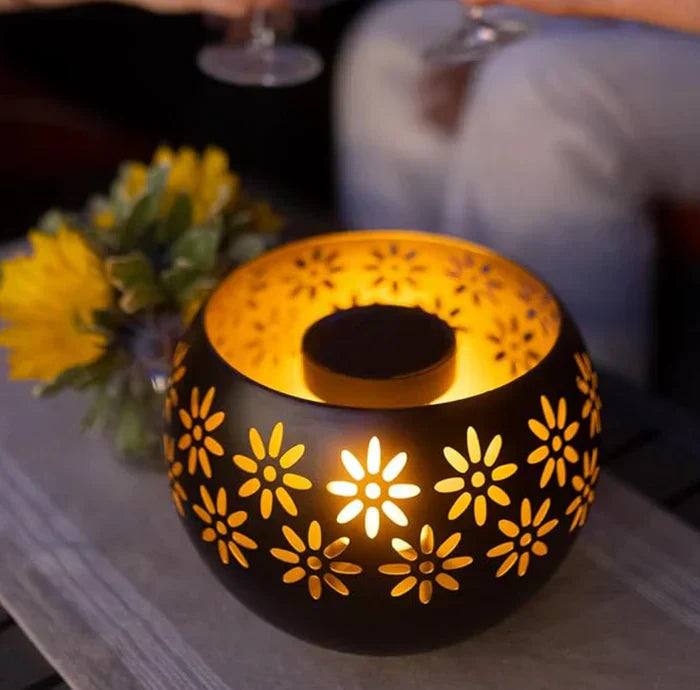 Blommönster Ljuslykta – Dekorativ LED Bordslampa för Stilig Belysning | Veska