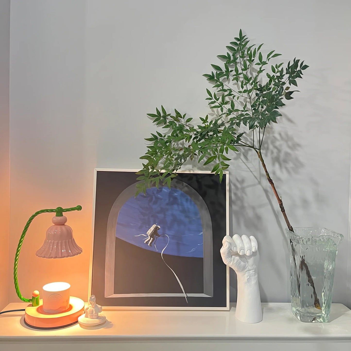BloomAura – Charmig Rosa Glasbordslampa | Veska
