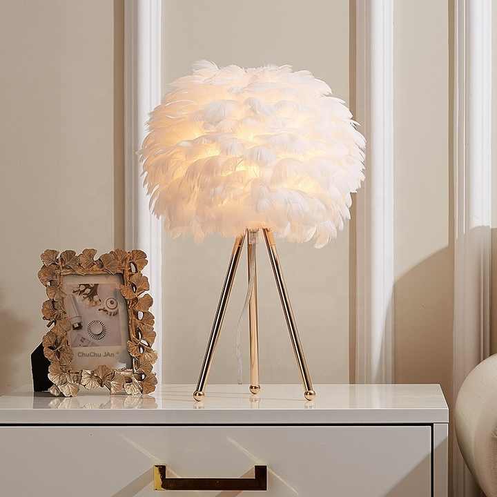 Blossom Bordslampa – Elegant Fjäderdesign med Dimbart Ljus | Veska