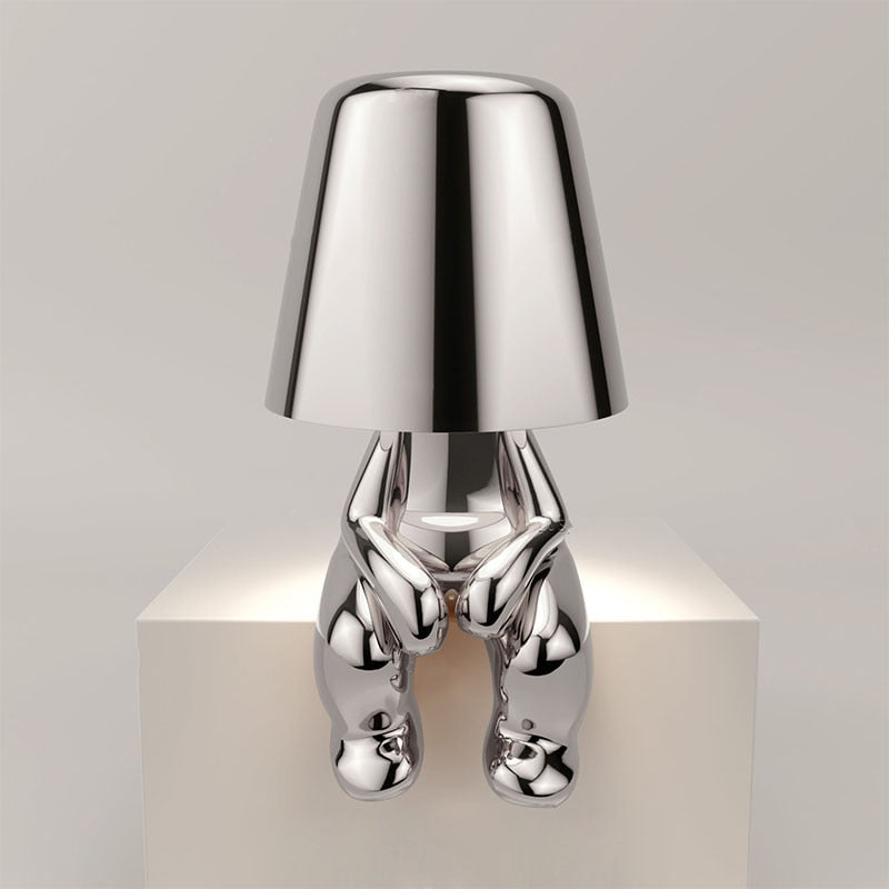 Bordslampa med en tidlös design och mjuk ljusutsändning | Veska Silver Säte