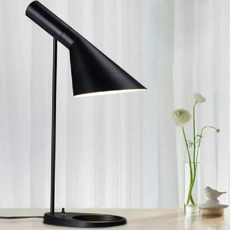 Bordslampa med modern metallesign | Veska Svart