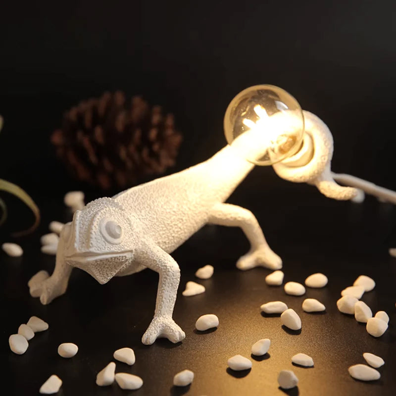 CamouGlow – Harmlampa i resin med charmig kameleondetalj | Veska Modell A