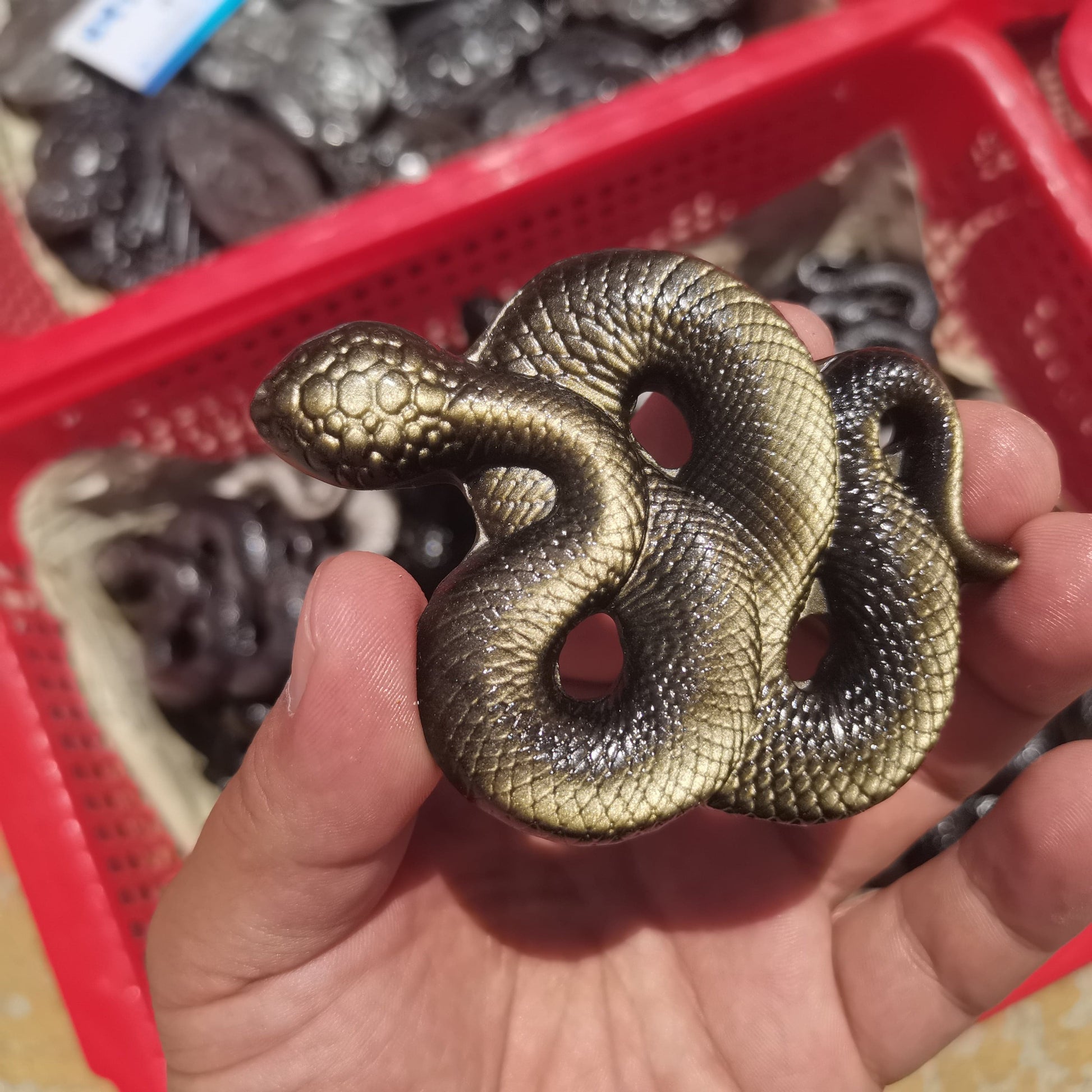 Crystal Quartz Snake Carving | Veska Mörk Khaki