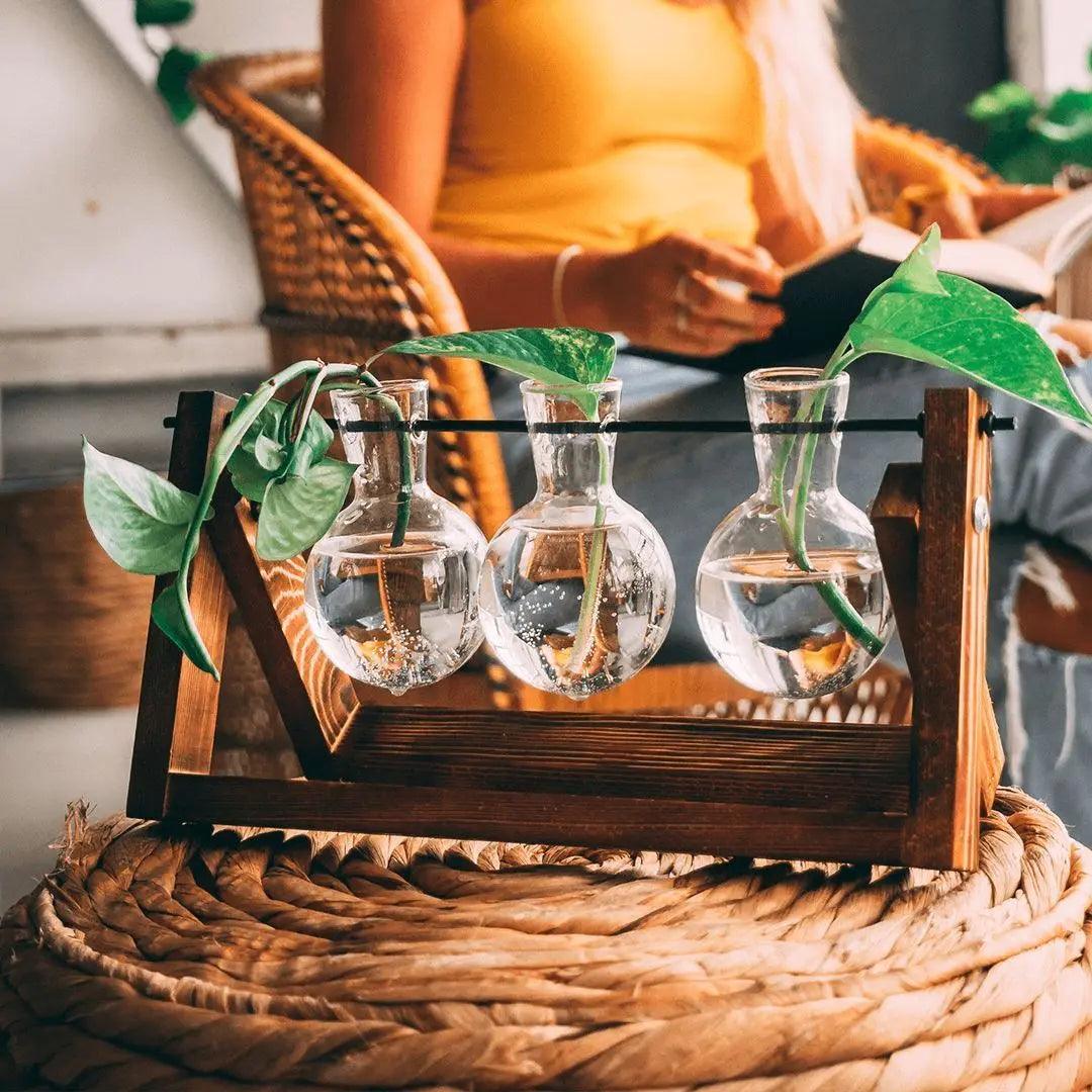 Dekorativ glasvas med trähållare | Veska