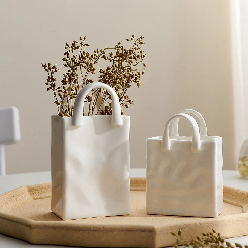 Design keramiska vaser i kreativ påseform | Veska