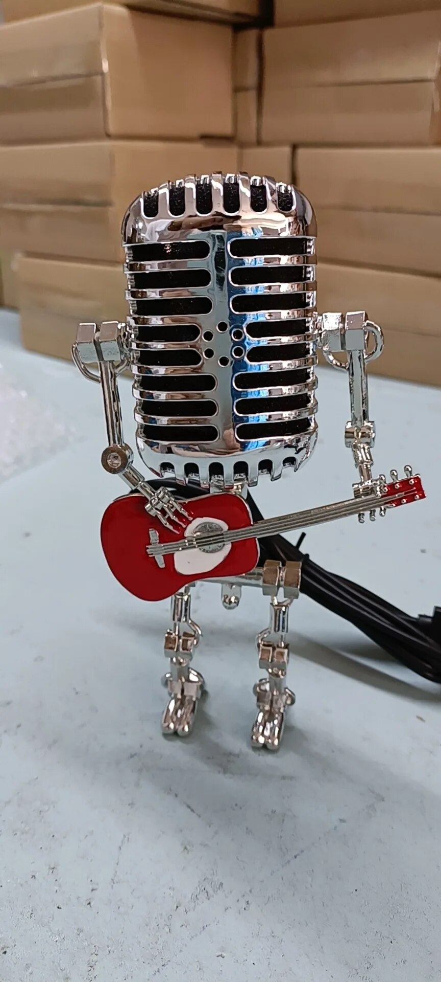 Designer bordslampa robot med gitarr för moderna och kreativa interiörer | Veska Röd