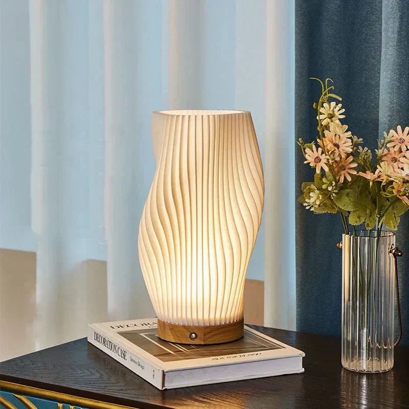 Designer LED bordslampa med mjukt ljus för mysiga interiörer | Veska Virvla