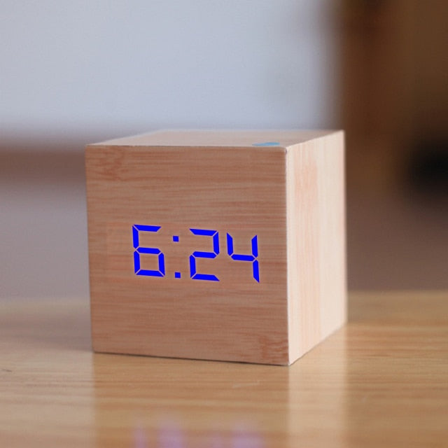 Digital fyrkantig LED-klocka | Veska Wood & Blue