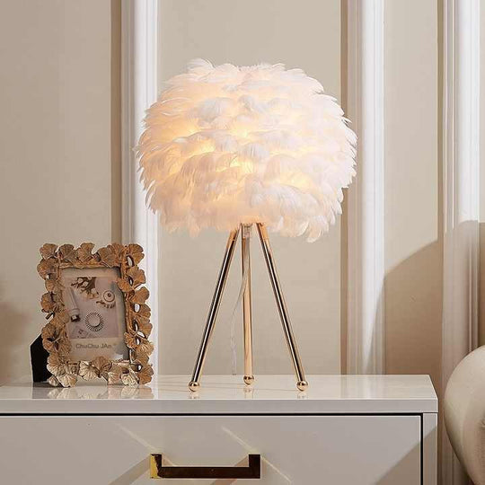 Dimbar Bordslampa med Lyxiga Fjädrar – Pluma | Veska